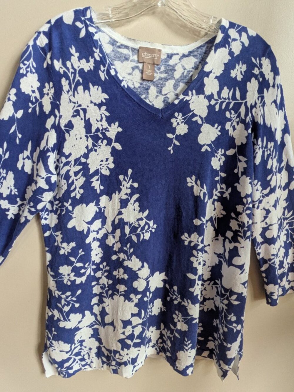 chicos size 1 blue with white floral 3/4 sleeve shirt cotton and linen #743